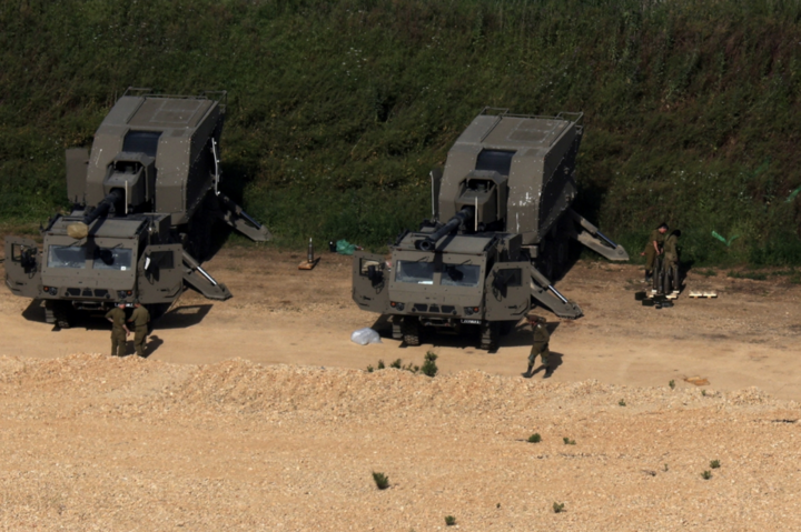 Binh sĩ Israel đứng gần khu vực biên giới Israel - Lebanon, ngày 16/4/2026. (Ảnh: Reuters)
