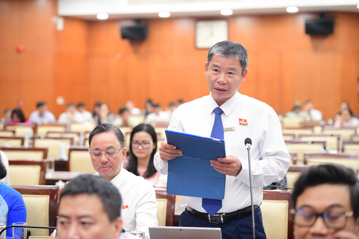 Đại biểu HĐND TP.HCM Trần Thành Trọng đề xuất xây đài tưởng niệm liệt sĩ ở công viên Lê Thị Riêng.