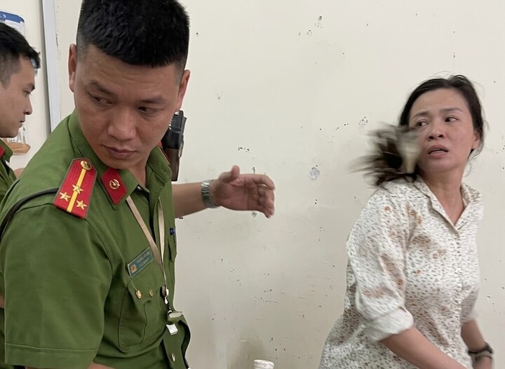 Người phụ nữ có hành vi hành hung chiến sĩ công an (ảnh cắt từ clip)