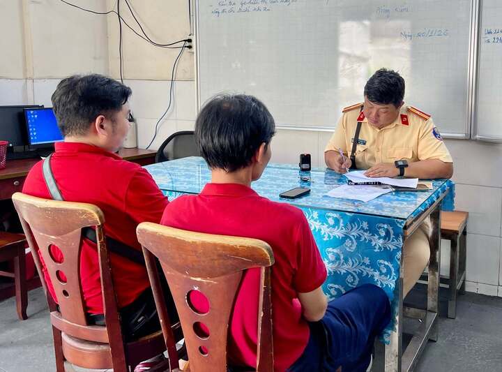 CSGT TP.HCM xử phạt xe buýt 2 tầng chở Hoa hậu Hương Giang diễu hành trên phố.