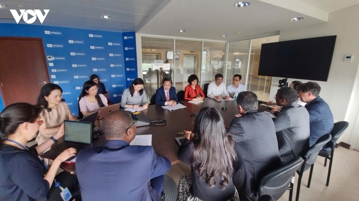 Thứ trưởng Ngô Lê Văn làm việc với Trợ lý Tổng Giám đốc UNESCO về Văn hóa Nayef H. Al-Fayez và Giám đốc Trung tâm Di sản Thế giới Lazare Assomo.