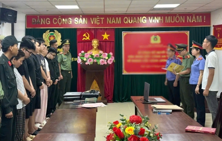 Cơ quan chức năng đọc lệnh thi hành quyết định khởi tố đối với các bị can. (Ảnh: Viện KSND TP Huế)