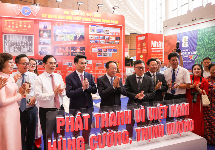 Các vị lãnh đạo tham quan khu trưng bày sản phẩm báo chí của Đài Tiếng nói Việt Nam.