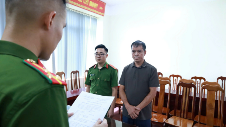 Cơ quan Cảnh sát điều tra Công an tỉnh Lạng Sơn tống đạt Quyết định khởi tố bị can đối với Lê Xuân Khang. (Ảnh: Công an Lạng Sơn).