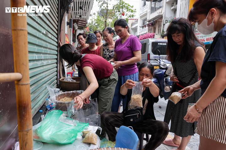 Vào ngày Tết Đoan ngọ, cơm rượu nếp luôn là món không thể thiếu trên mâm cúng gia tiên, vì thế đây là một trong những mặt hàng bán chạy nhất hôm nay. Theo quan niệm dân gian, vị cay nồng và men rượu của món ăn này có tác dụng "diệt sâu bọ", xua tan bệnh tật và mang lại sức khỏe cho con người.