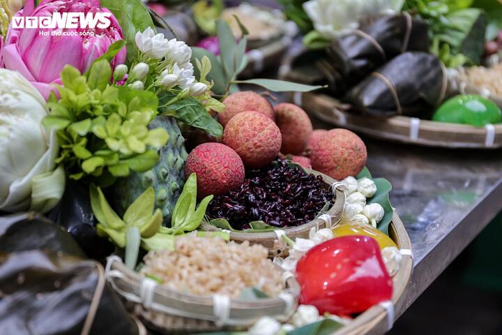 Theo các tiểu thương, điểm hấp dẫn của những mâm lễ này nằm ở sự tiện lợi và tính thẩm mỹ. Dù có kích thước gọn gàng nhưng vẫn đầy đủ nhiều loài hoa trái, vừa mang hương thơm đặc trưng với ngọc lan, hoa cau, hoa nhài, mẫu đơn, sen, lại vừa đầy đủ sắc màu với bánh xu xê, bánh gio, cơm rượu nếp..."Nếu khách hàng bận rộn, chỉ cần mua 1 mâm cúng là đã đầy đủ lễ vật mà vẫn trang trọng", một tiểu thương ở chợ Hàng Bè nói.