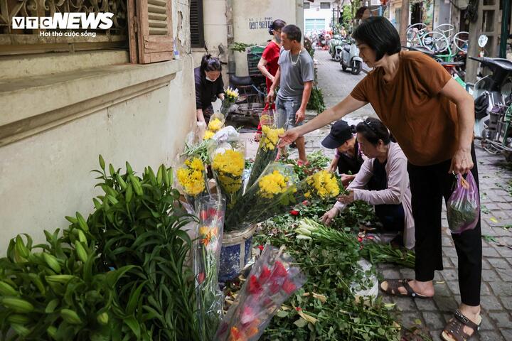 Mâm hoa cúng hút khách, giá bánh gio tăng gấp 3 lần trong ngày Tết Đoan ngọ - 15
