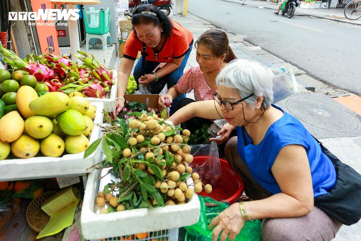 Các loại trái cây đặc trưng của mùa hè như vải, nhãn, mận, đào...cũng rất hút khách. Người dân tin rằng đặc tính nóng của những loại quả này cũng giúp "sâu bọ" nhanh bị tiêu diệt, giúp con người thanh lọc cơ thể, đảm bảo sức khỏe.