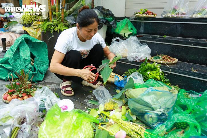 Chị Nụ, người bán hàng tại chợ, cho biết: “Ngay từ sáng sớm tôi đã phải chuẩn bị hơn 30 mâm lễ được khách đặt trước. Từ 4h sáng đến giờ gần như không có thời gian nghỉ, khách đến mua trực tiếp cũng phải chờ vì ưu tiên hoàn thành các đơn đã đặt”.