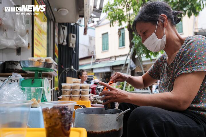 Mâm hoa cúng hút khách, giá bánh gio tăng gấp 3 lần trong ngày Tết Đoan ngọ - 5