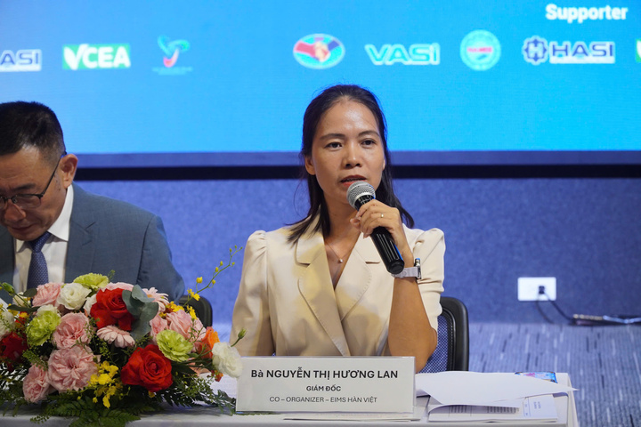 Bà Nguyễn Thị Hương Lan, Giám đốc Công ty MICE EIMS Hàn Việt đại diện Ban tổ chức chuỗi sự kiện chia sẻ thông tin. (Ảnh: Đại Việt)