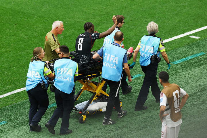 Kone ngồi được trên cáng và ra hiệu trấn an các cổ động viên. (Ảnh: Reuters)