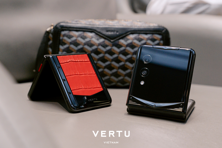 Vertu Quantum Flip với kiểu dáng gập vỏ sò, tập trung vào các tính năng bảo mật.