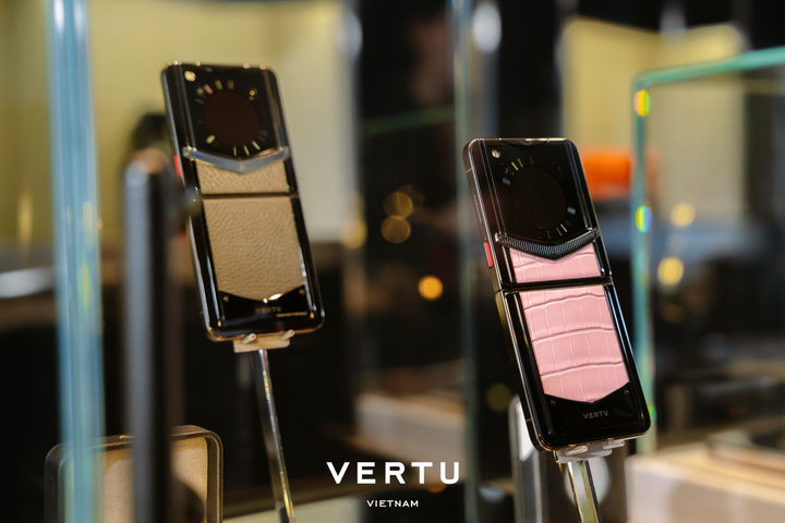 Vertu Iron Flip nổi bật với tính năng hỗ trợ quản lý tài sản số và bảo mật dữ liệu.