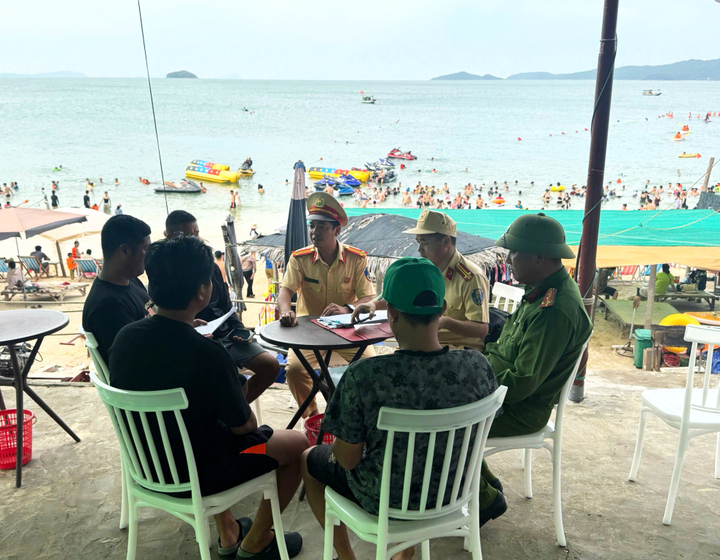 Cơ quan chức năng làm việc với đại diện các doanh nghiệp có phương tiện mô tô nước vi phạm, phải dừng hoạt động.