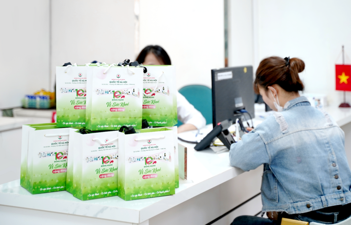 Nhiều voucher và quà tặng tại chương trình kỷ niệm 10 năm thành lập Phòng khám Đa khoa Quốc tế Hà Nội.