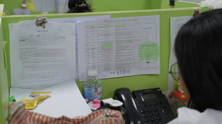 Nhân viên telemarketing chuyên gọi điện mời khách hàng đến tham dự các sự kiện tại văn phòng theo một kịch bản được chuẩn bị sẵn. (Ảnh C.A.)