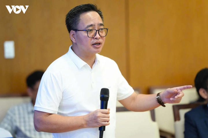 Ông Phạm Mạnh Hùng, Phó Tổng Giám đốc Đài Tiếng nói Việt Nam (VOV), Uỷ viên Ban thường vụ Đảng uỷ Trung ương Hội nhà báo Việt Nam phát biểu tại phiên thảo luận.