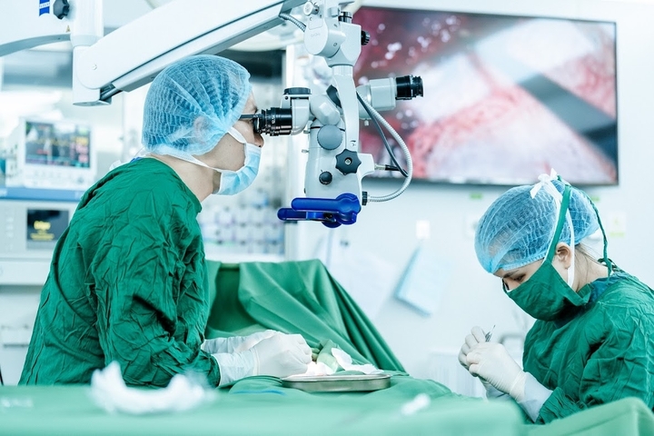 ThS.BS Đinh Hữu Việt trong một ca phẫu thuật vi phẫu tinh hoàn tìm tinh trùng Micro TESE.