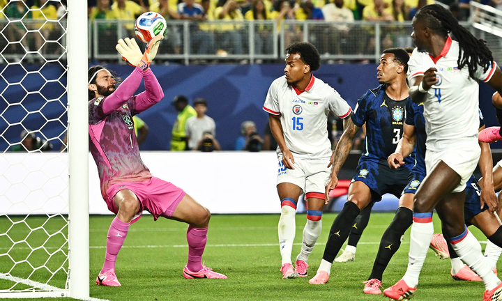 Alisson cứu thua cho Brazil. (Ảnh: Reuters)