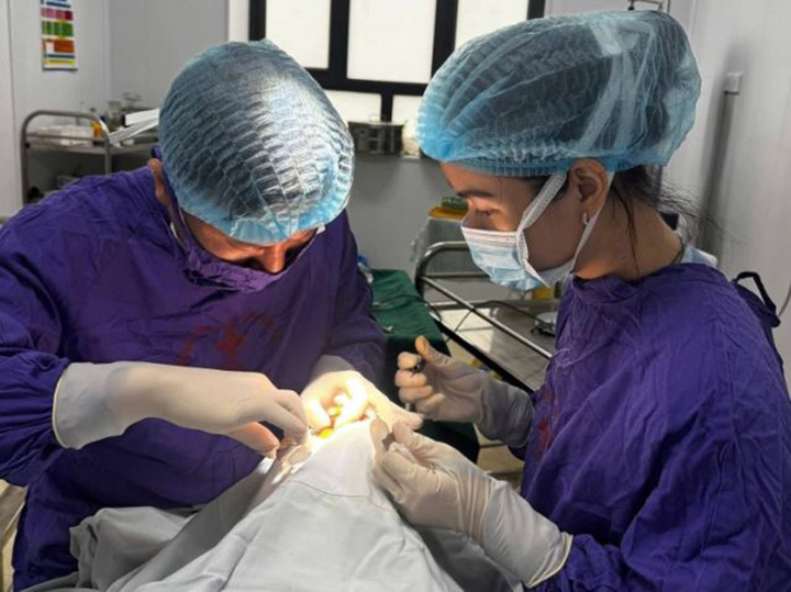 Các bác sĩ tiến hành phẫu thuật cho bệnh nhân. Ảnh: BVCC
