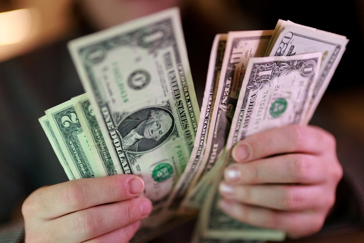 Giá USD trên thị trường tự do bất ngờ tăng mạnh. (Ảnh: Reuters)