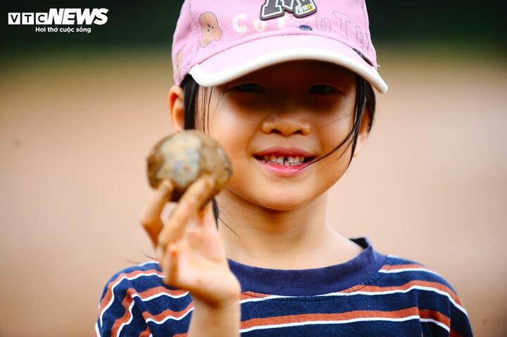 Bé Nguyễn Thư Anh (6 tuổi) cho biết mình rất vui vì được ba mẹ cho đi bắt ốc như thế này. "Cháu vui lắm. Bình thường cháu không biết được những con ốc này có từ đâu. Hôm nay, cháu bắt được nhiều ốc và nói chuyện với rất nhiều bạn tại đây".