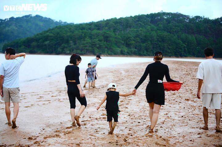 Chị Phạm Thị Thúy Liễu (du khách đến từ Nha Trang) cho biết: "Cảm giác vừa lội bùn vừa tìm ốc để bắt với các con và mọi người rất đặc biệt. Tôi rất thích vì nó thư giãn, tạo cảm giác gần gũi, thân thiện. Cảnh ở đây cũng rất đẹp. Đây chính xác là những gì tôi muốn tìm kiếm khi đến với Đà Lạt. Dịp này, cả gia đình tôi ai cũng vui".