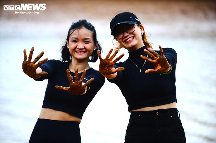 Cùng với các con, các phụ huynh cũng gần gũi nhau hơn, vui vẻ hơn.
