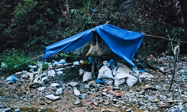 Một trong những khu lán tạm do nhóm này dựng sâu trong rừng để hoạt động và lẩn trốn lực lượng chức năng. (Ảnh: CACC)