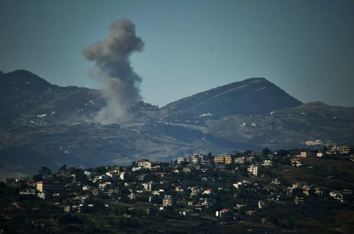 Khói bốc lên trời sau cuộc tấn công quân sự của Israel ở miền nam Lebanon, nhìn từ miền bắc Israel, ngày 19/6. (Ảnh: AP)