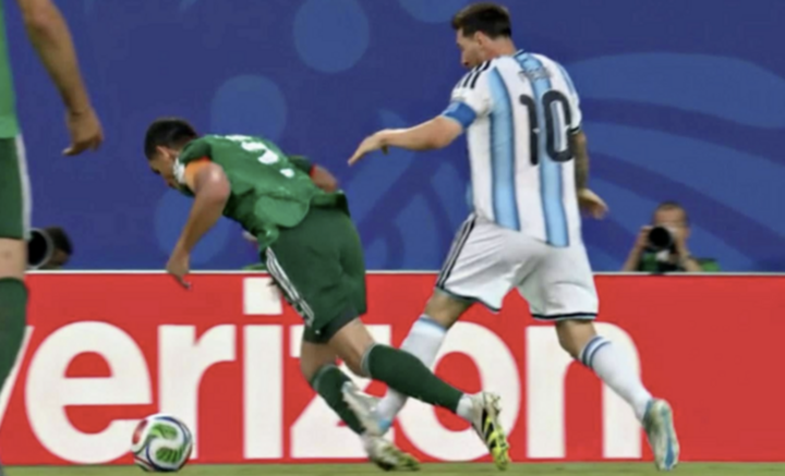 Messi phạm lỗi với cầu thủ Algeria.