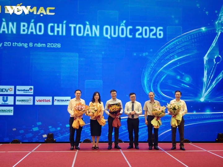 Ông Lê Quốc Minh, Ủy viên Trung ương Đảng, Tổng Biên tập Báo Nhân Dân, Phó Trưởng ban Tuyên giáo và Dân vận Trung ương, Chủ tịch Hội Nhà báo Việt Nam, tặng hoa người điều hành các phiên họp.