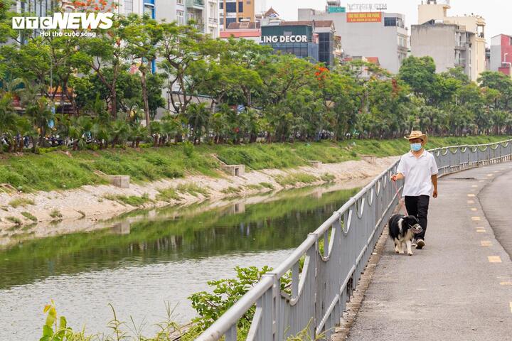 Ông Hoàng Văn Đạt, người thường xuyên tập thể dục ven sông, cho biết cảnh quan đã thay đổi đáng kể so với trước. Tuy nhiên, vào những ngày nắng nóng, mùi hôi vẫn còn xuất hiện nên nhiều người vẫn phải đeo khẩu trang khi đi qua khu vực này.