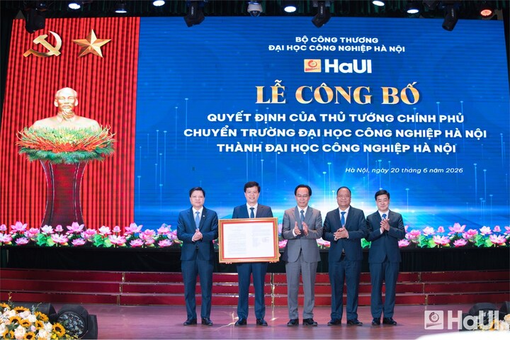 Ông Hoàng Minh Sơn - Ủy viên Ban Chấp hành Trung ương Đảng, Bộ trưởng Giáo dục và Đào tạo trao Quyết định của Thủ tướng về việc chuyển Trường Đại học Công nghiệp Hà Nội thành Đại học Công nghiệp Hà Nội.
