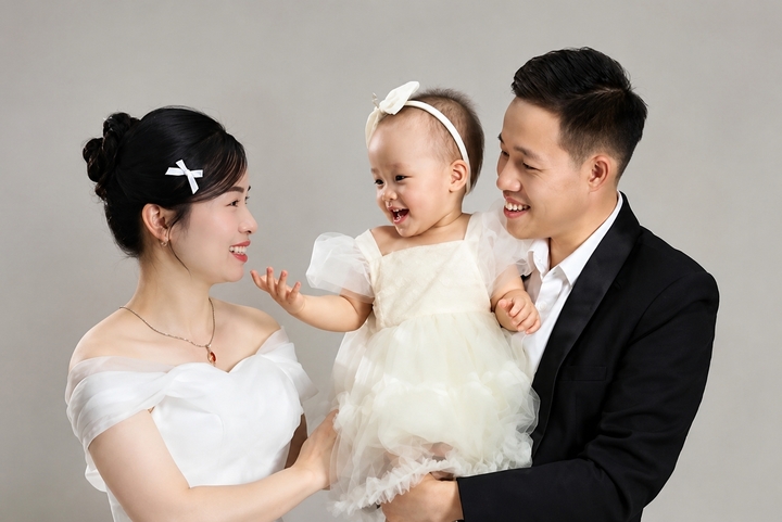 Vợ chồng anh Tú, chị Hạnh bên con yêu Diệu An.