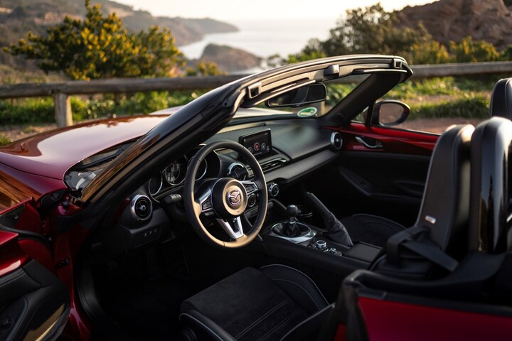 Khoang lái Mazda MX-5 được thiết kế theo triết lý lấy người lái làm trung tâm, ưu tiên sự tối giản và khả năng kết nối giữa người điều khiển với chiếc xe. (Ảnh: Mazda)