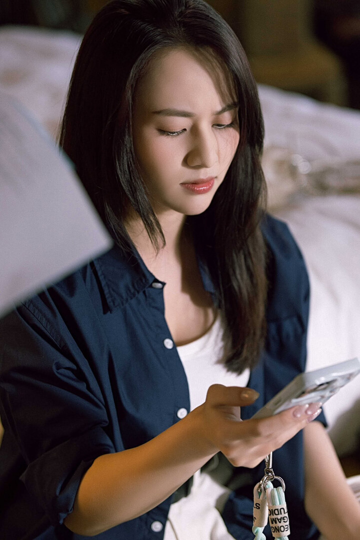 Mai là con gái ông trùm Lão Công nhưng vì hoàn cảnh mà lưu lạc. Nhân vật gây chú ý với vẻ ngoài cá tính, bụi bặm khác hẳn tạo hình những nhân vật trước đây của Việt Hoa.