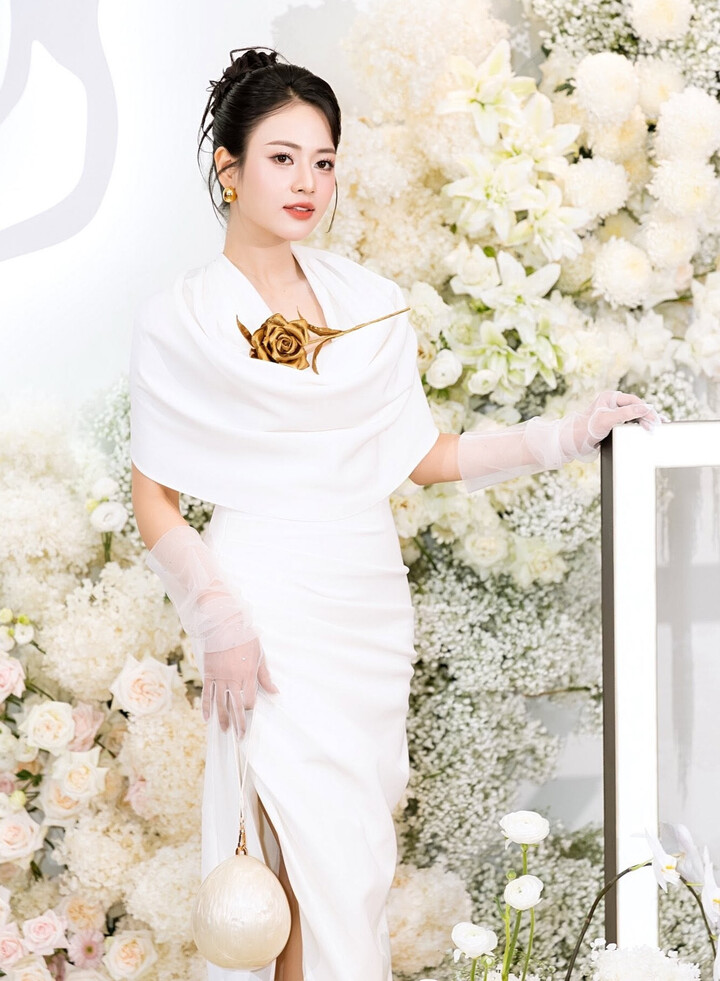 Diễn viên Việt Hoa và Trọng Trí từng tiết lộ rằng mẹ chồng của nữ diễn viên thường xuyên xem phim con dâu đóng. Tuy nhiên gia đình chồng Việt Hoa hiểu đặc thù công việc của cô.