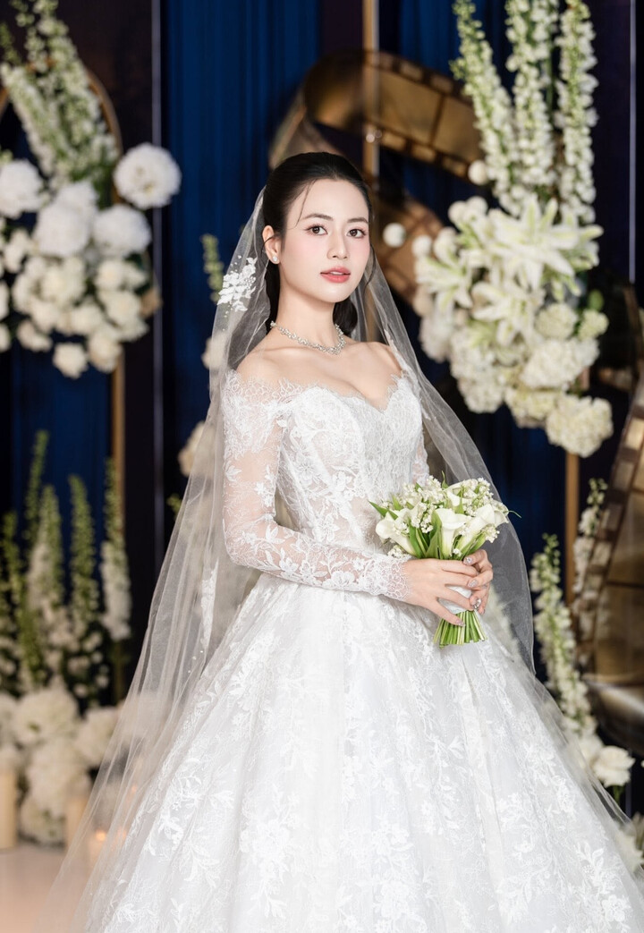 Thời gian quay "Lửa trắng" cũng là lúc Việt Hoa chuẩn bị cho đám cưới với diễn viên Trọng Trí nhưng cô vui vì được đoàn làm phim tạo điều kiện.
