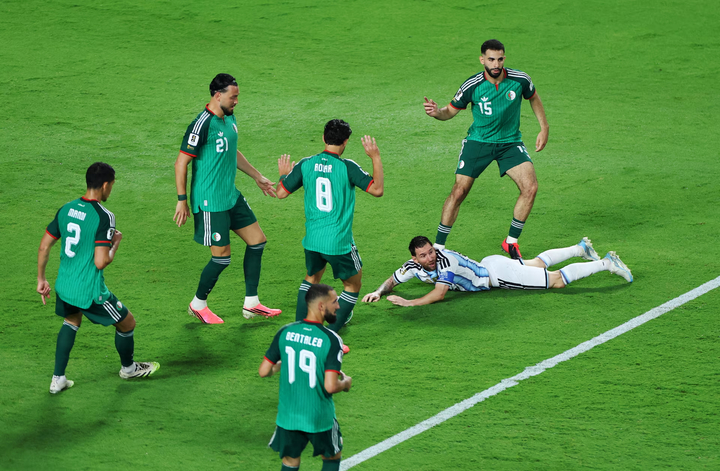 Algeria đang đứng chót bảng J sau thất bại 3-0 trước Argentina. (Ảnh: Reuters)