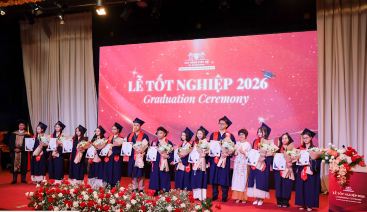 Ban Giám hiệu trao phần thưởng cho thủ khoa các ngành.