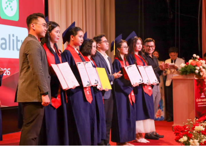 Đại diện doanh nghiệp trao thư mời làm việc cho các tân khoa.