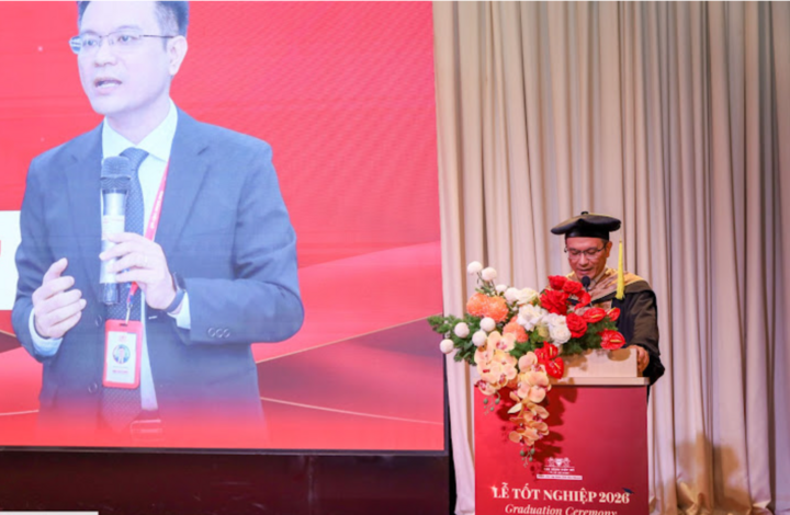 Thạc sỹ Hoàng Văn Cương - Phó Hiệu trưởng Trường Cao đẳng Việt Mỹ phát biểu.