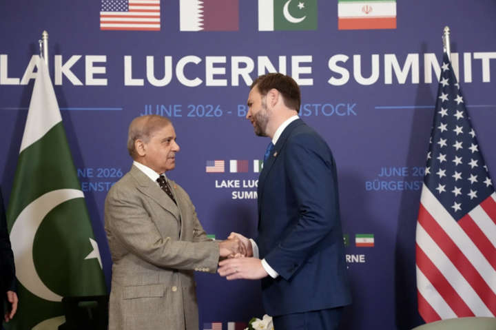Thủ tướng Shehbaz Sharif của Pakistan (trái), nước trung gian đàm phán, bắt tay Phó tổng thống Mỹ J.D. Vance tại Thụy Sĩ ngày 21/6 trước cuộc đàm phán với Iran. (Ảnh: Reuters)