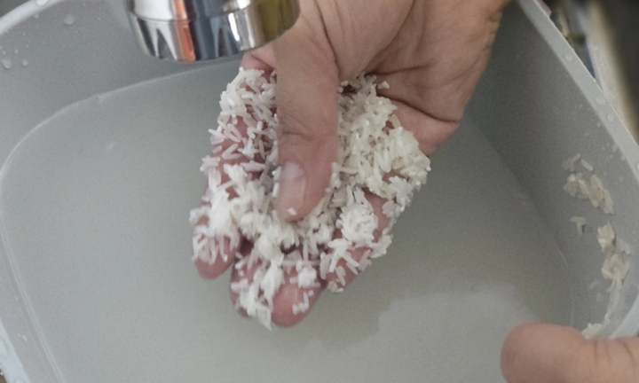 Gạo nên được vo sạch vừa phải, không chà xát quá kỹ để giữ lại dưỡng chất tự nhiên. (Ảnh minh họa)