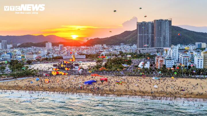 Ghi nhận chiều 21/6, ngày đầu tiên của Lễ hội Du lịch Hè 2026 tại Gia Lai, dọc theo cung đường Xuân Diệu, Nguyễn Huệ, Nguyễn Tất Thành, An Dương Vương... phố biển Quy Nhơn, dòng người từ khắp nơi đổ chật kín.