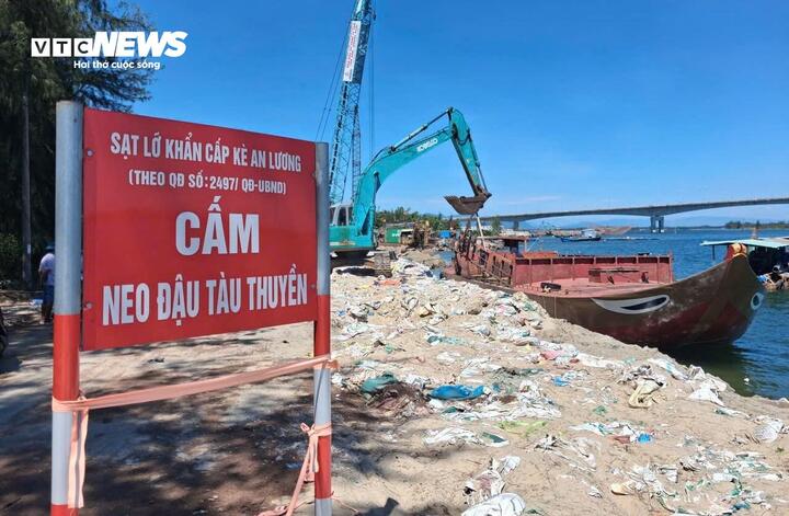 Những tháng cuối năm 2025, do ảnh hưởng của mưa bão, bờ kè An Lương (xã Duy Nghĩa, TP Đà Nẵng) bị sóng lớn công phá dữ dội. Hàng trăm mét bờ kè đã bị "nuốt chửng" khiến các hộ dân sinh sống ven tuyến kè nơm nớp lo sợ.