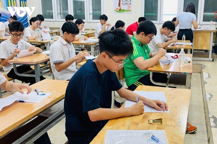 Không chỉ buồn vì điểm số hay tiếc nuối khi chưa vào được ngôi trường mơ ước, nhiều học sinh còn chịu áp lực từ kỳ vọng của người thân và những sự so sánh xung quanh.