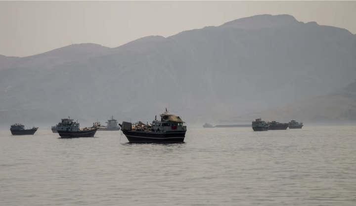 Tàu thuyền đang neo đậu tại eo biển Hormuz. (Ảnh: Reuters)